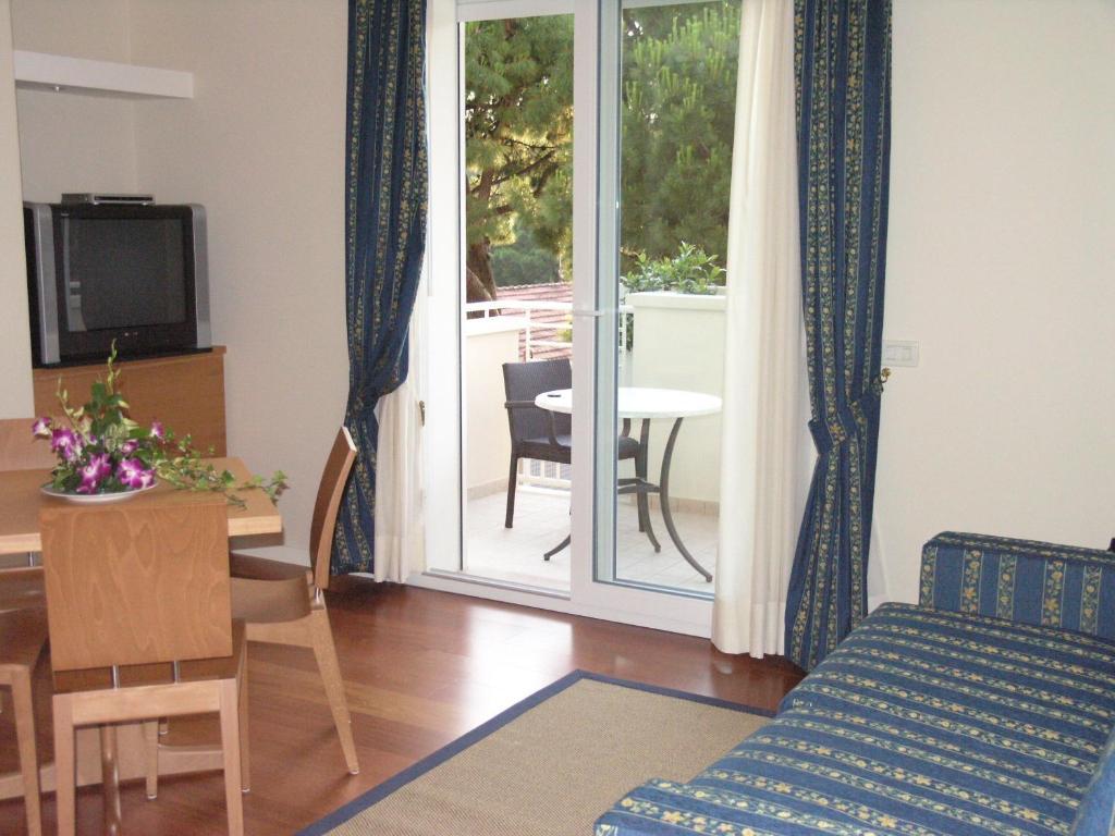Deluxe One-Bedroom Apartment