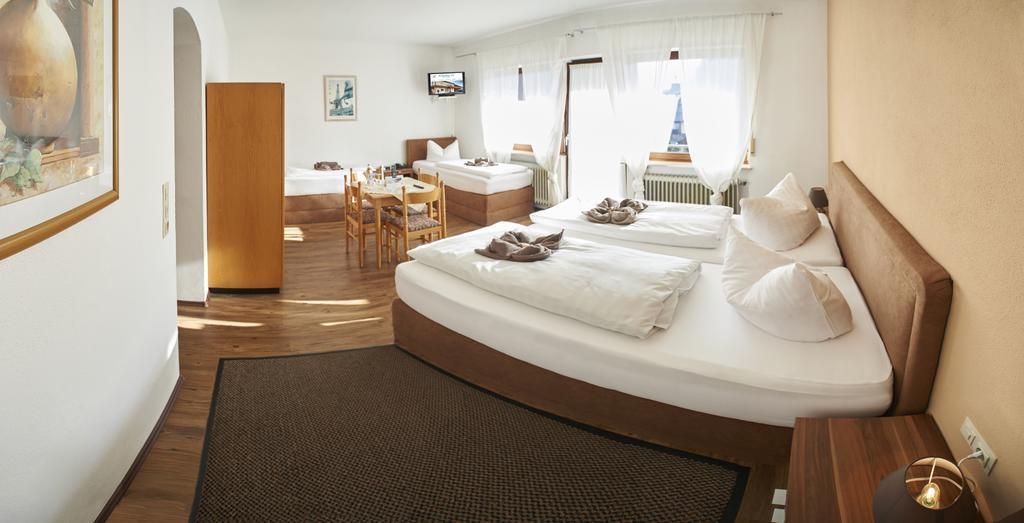 Vierpersoonskamer met Badkamer
