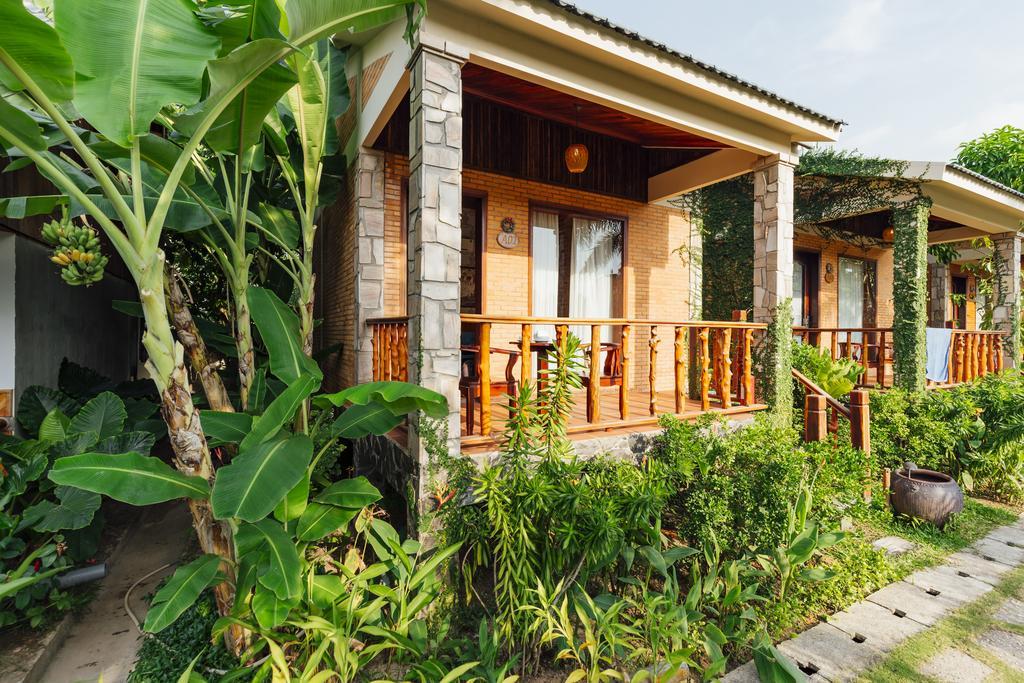 Bungalow Pool View King Bed