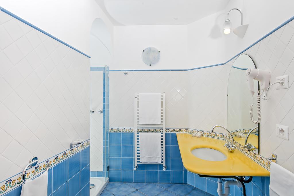 Habitación Triple Clásica con vistas parciales al mar