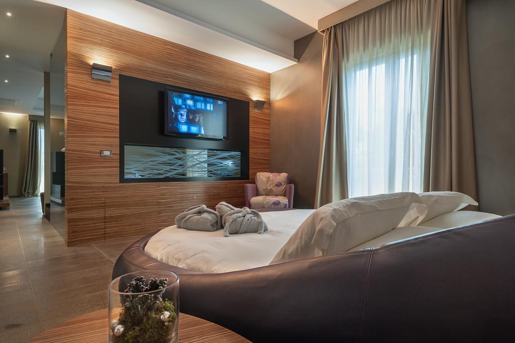 Suite with Hot Tub