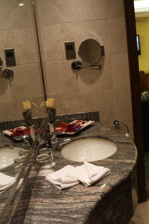 Three-Bedroom Suite with City View,786289236:JPEG