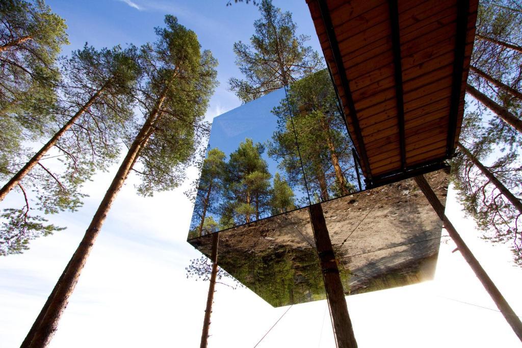 The Mirrorcube