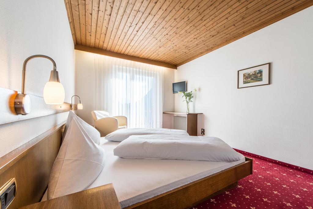 Doppelzimmer mit Balkon und Bergblick