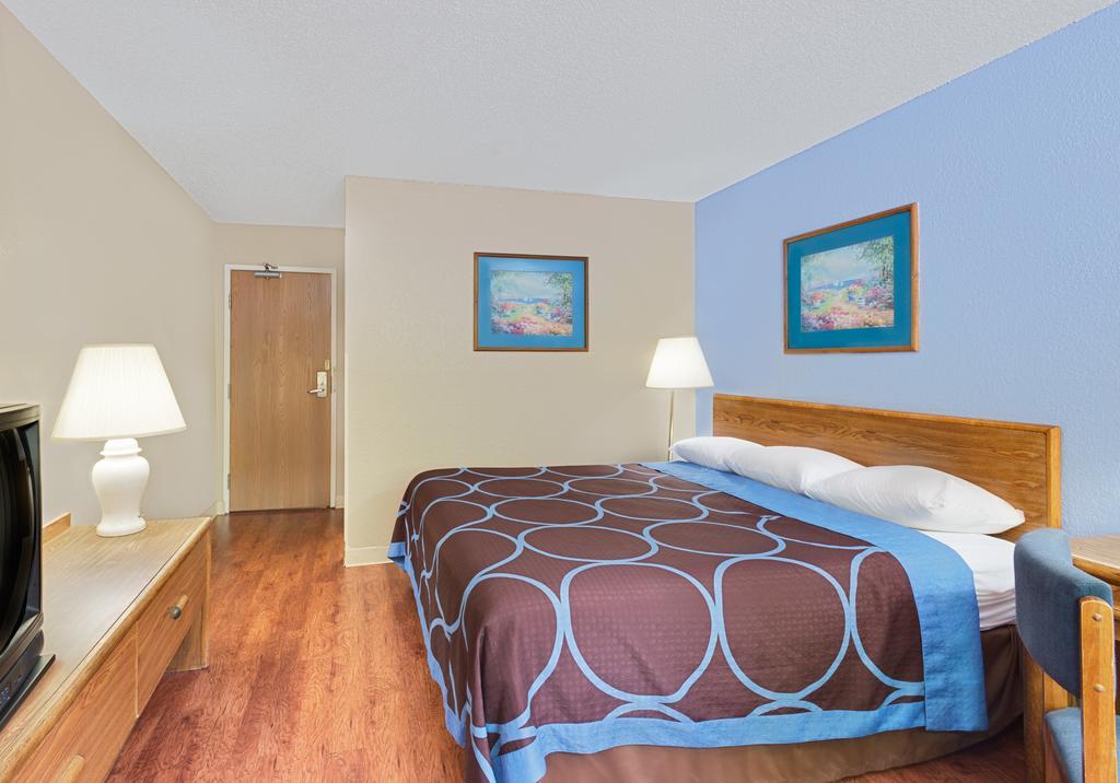 Deluxe King Studio Suite - Non-Smoking