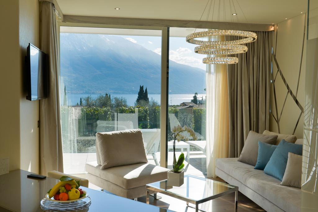 Deluxe Suite with Lake View Terrace and Spa Bath