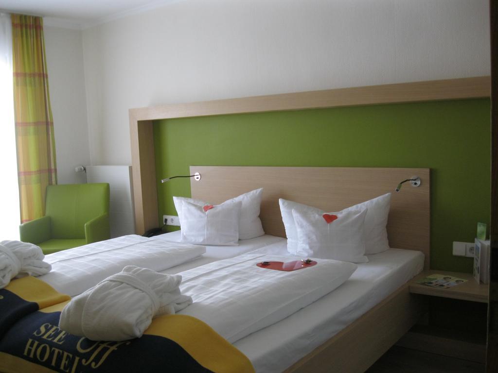 Double Room to the side with lake view