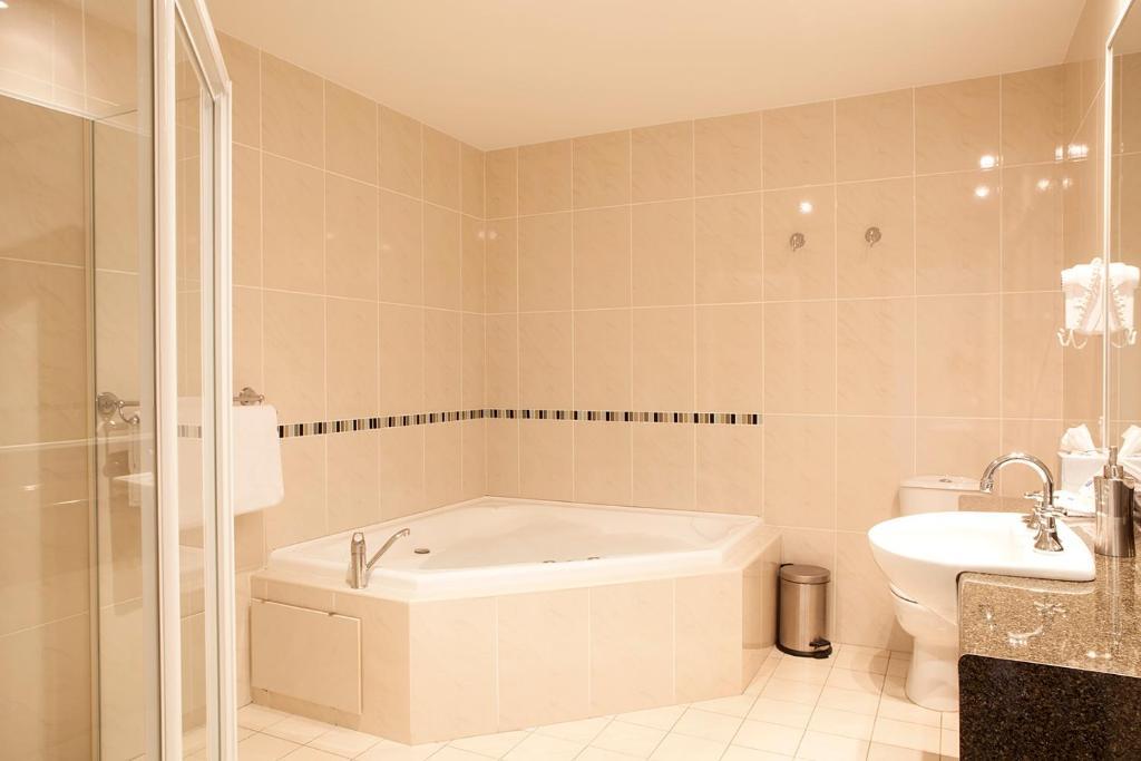 Executive Queen Room with Spa Bath