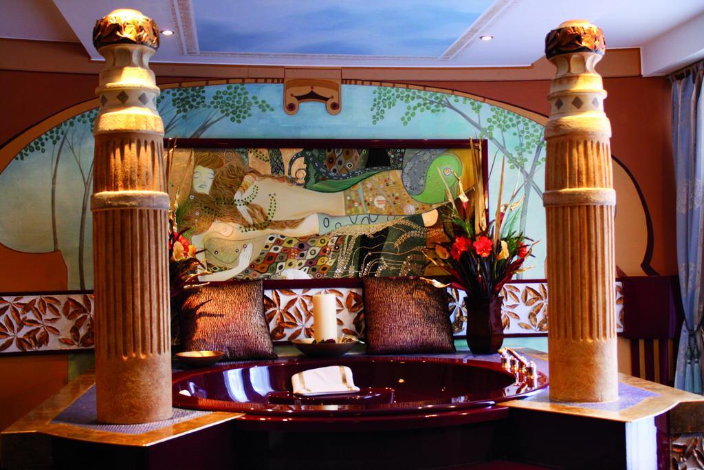 Suite with Hot Tub