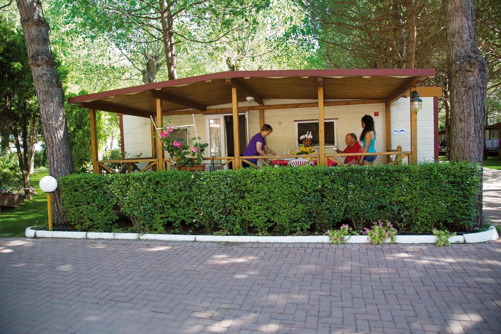 Mobile Home (5 Adults)