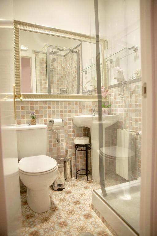 Deluxe King Suite,395380290:JPEG