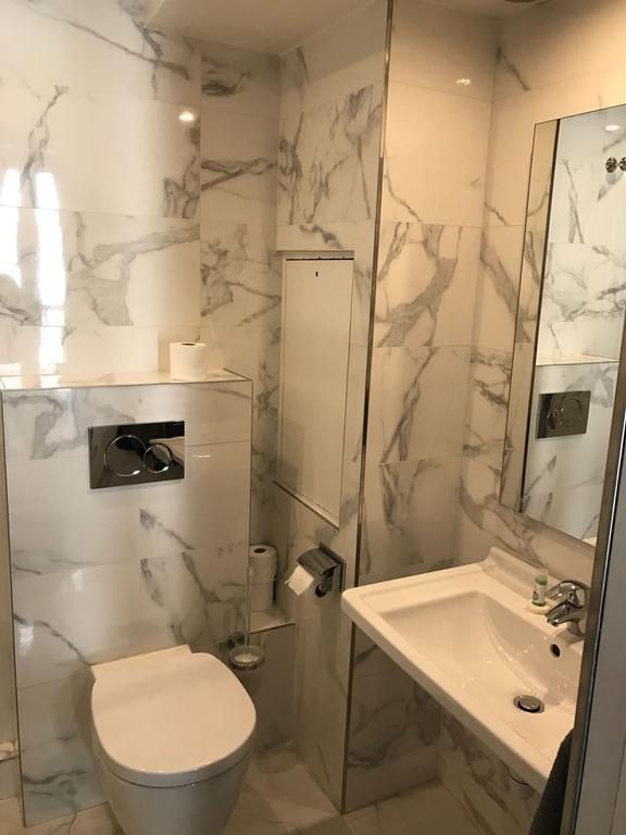 standard double Room Shower or bath