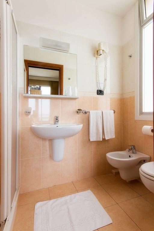 Chambre Double ou Lits Jumeaux avec Balcon et Climatisation