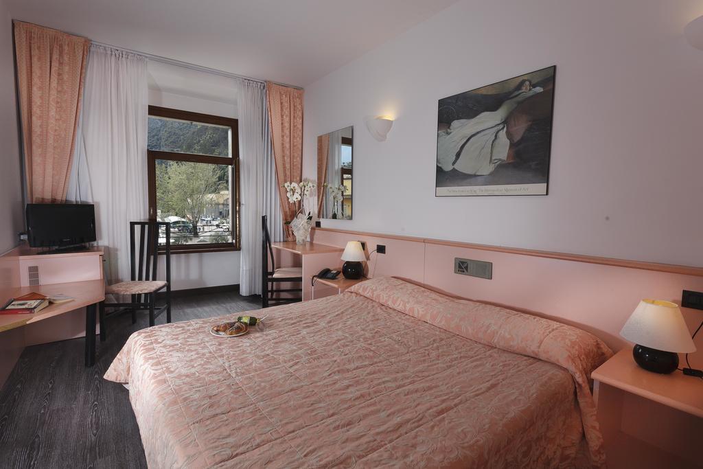Triple Room with Lake View