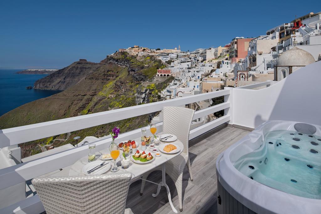 Honeymoon Suite with outdoor Tub and Volcano View