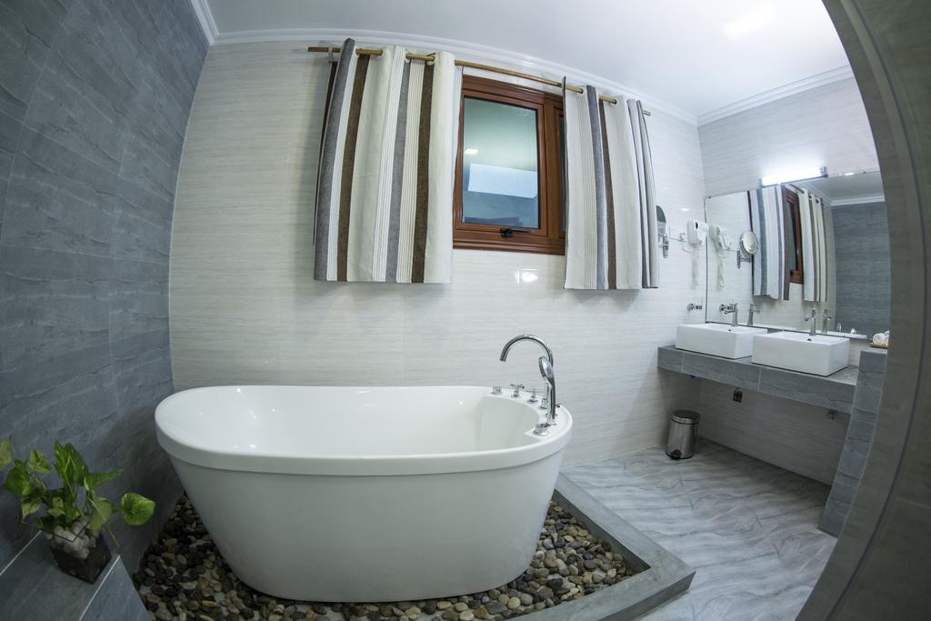 Suite Lune de Miel avec Bain à Remous