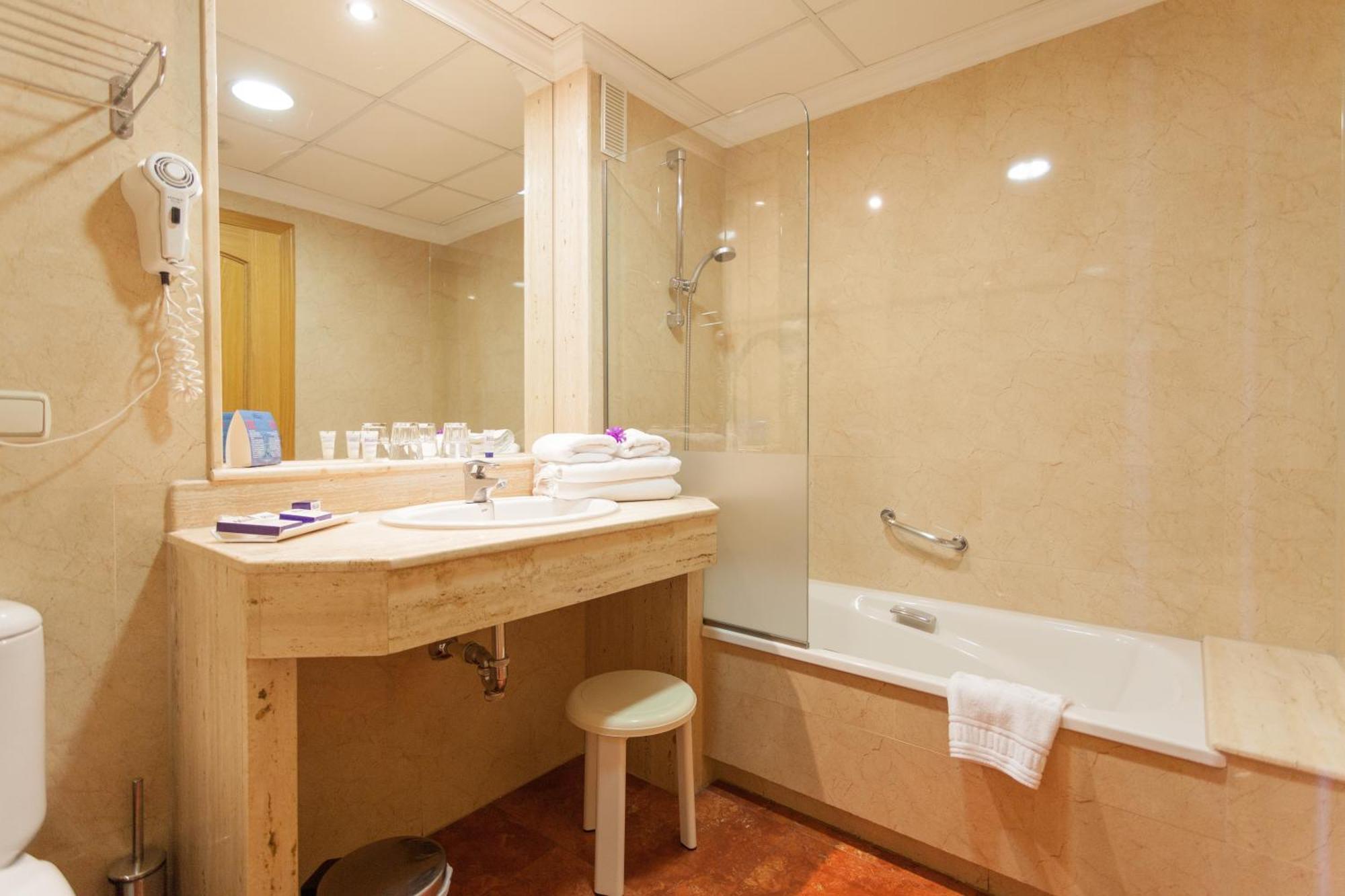 Double or Twin Room with Sea View
