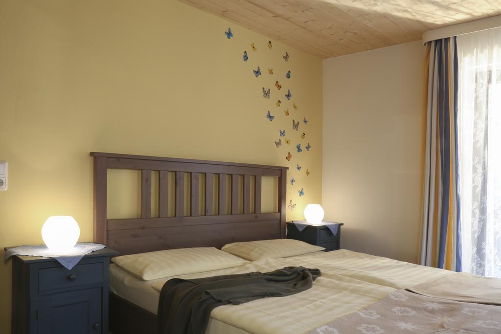Doppelzimmer mit Balkon und Gartenblick