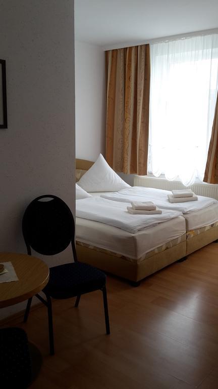 Small Double Room,399874425:JPEG
