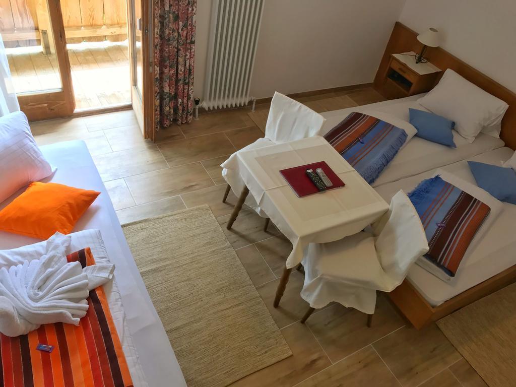Dreibettzimmer mit Gartenblick