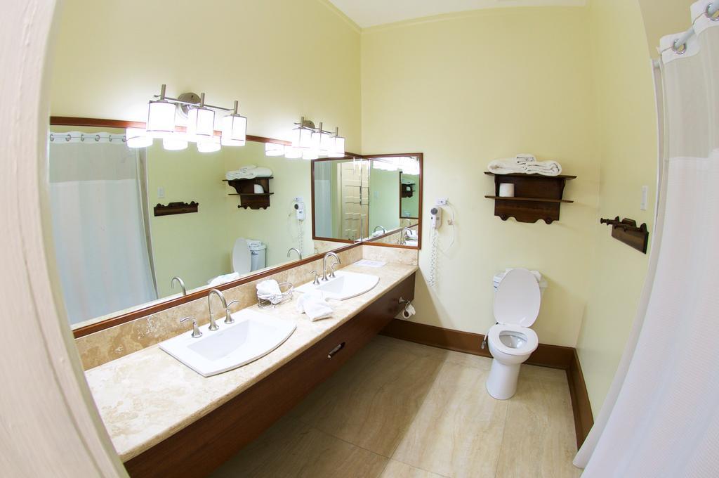 Deluxe Colonial Queen Room - 2 Queen Beds (Verandah Access)