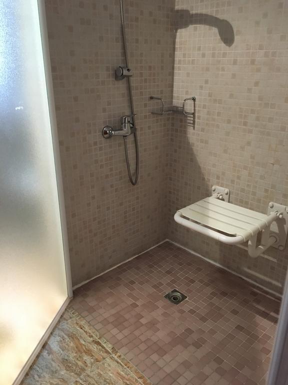 Chambre Triple - Accessible aux Personnes à Mobilité Réduite