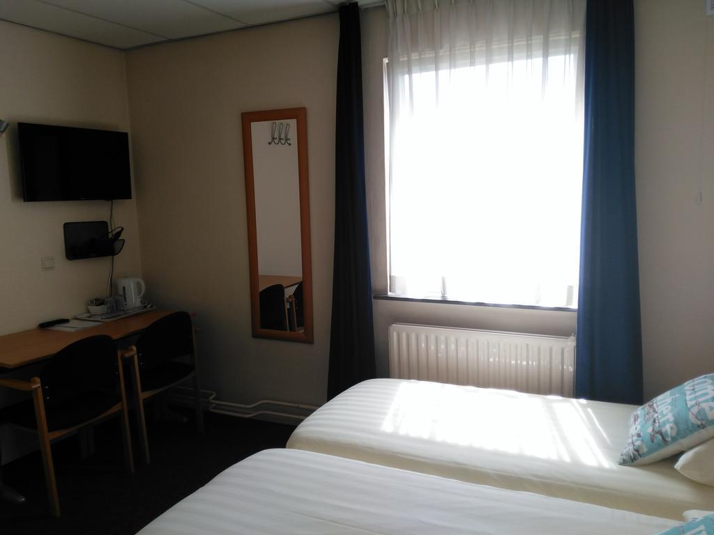 Kleine Tweepersoonskamer met 2 Aparte Bedden