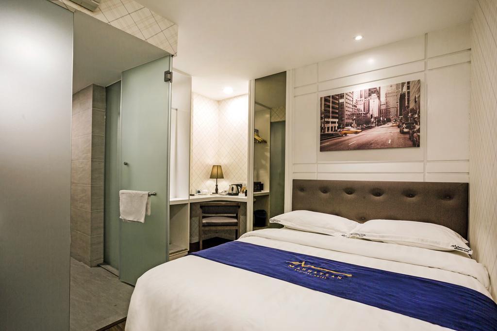Deluxe Queen Room without Window - No View
