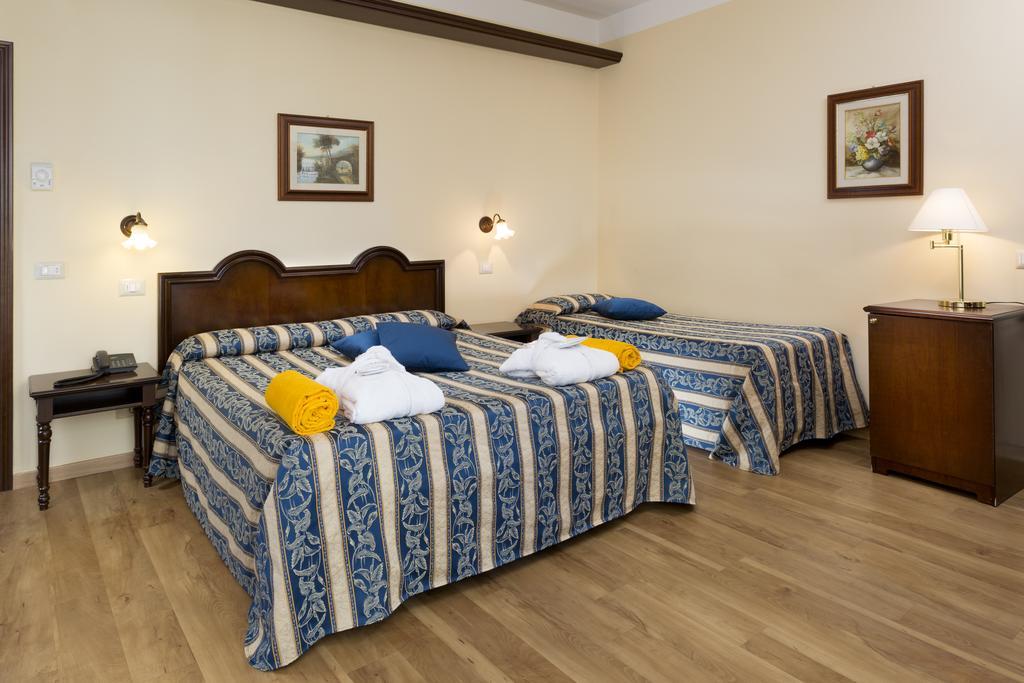 Dreibettzimmer mit Balkon