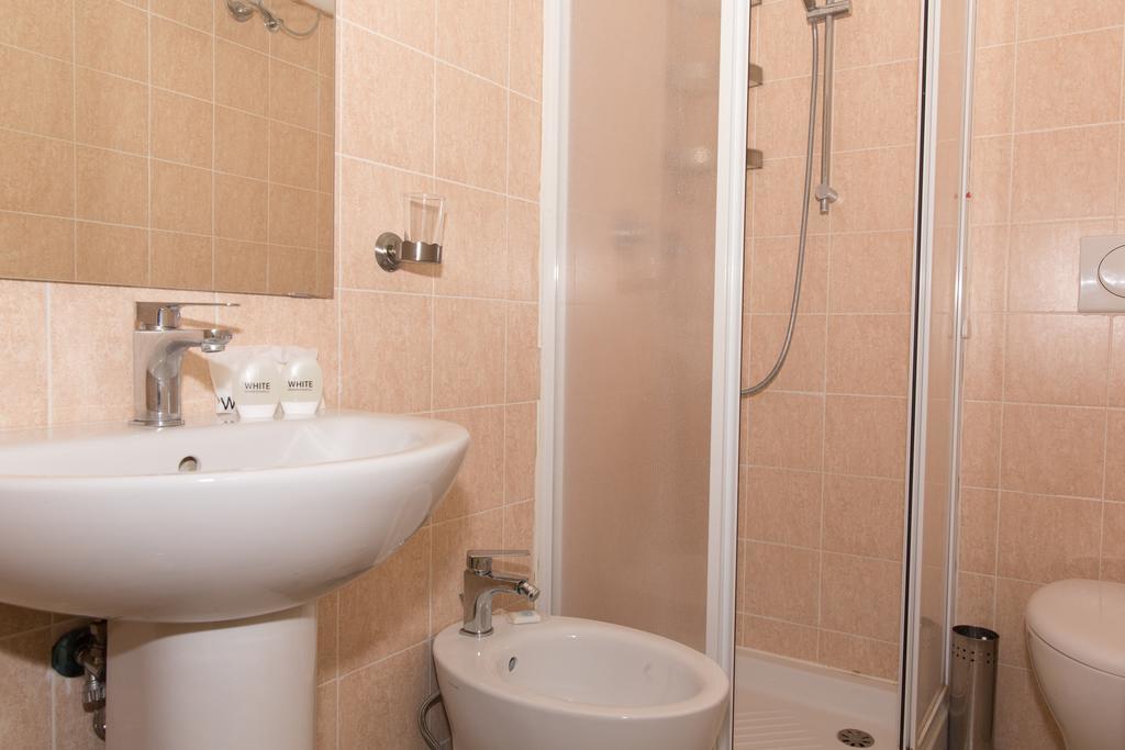 Small Double Room,683188530:JPEG