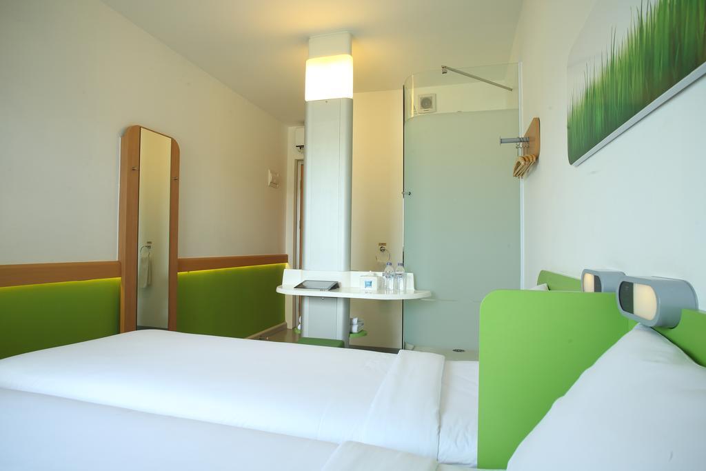 Standard Twin Room with Runaway View