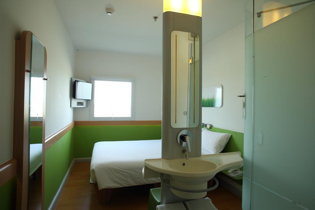 Standard Queen Room with Runaway View