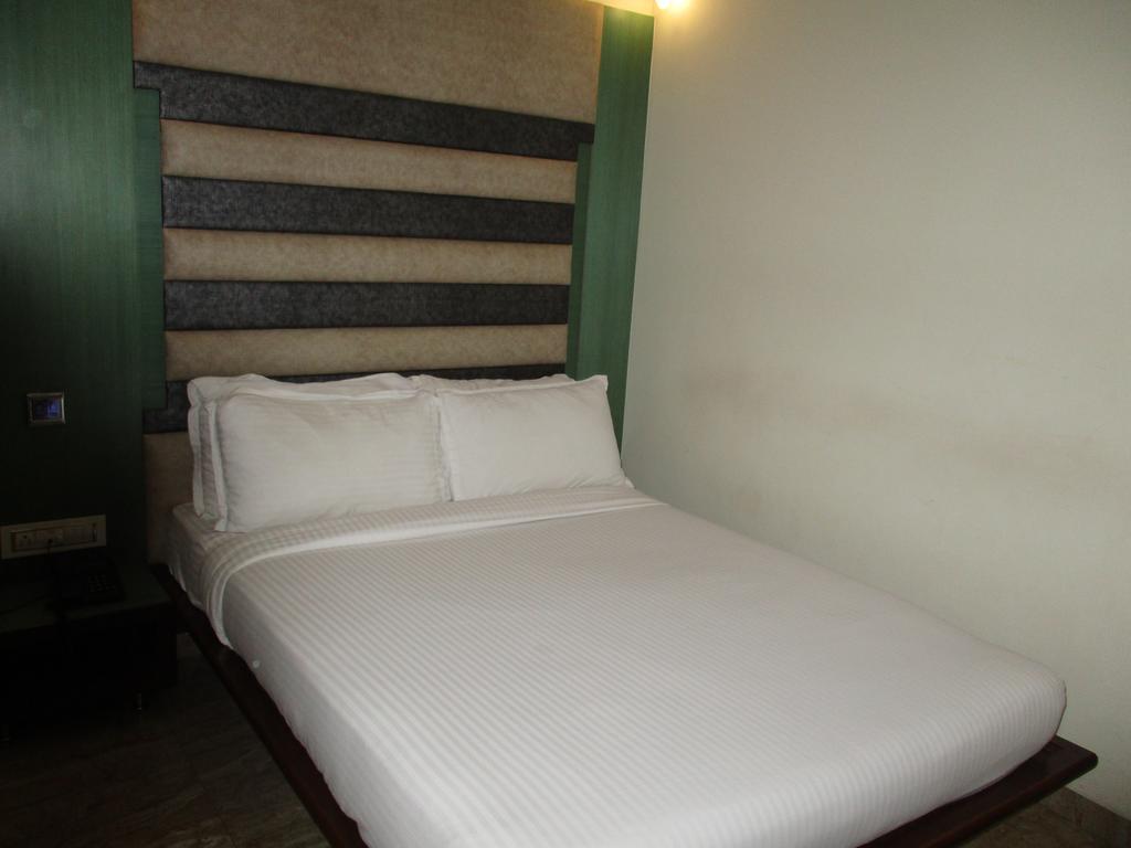 Budget Double Room,404193669:JPEG