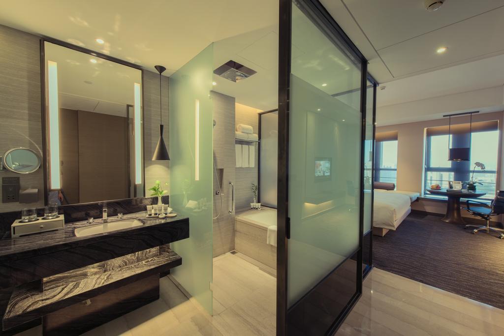 Deluxe King Room with City View