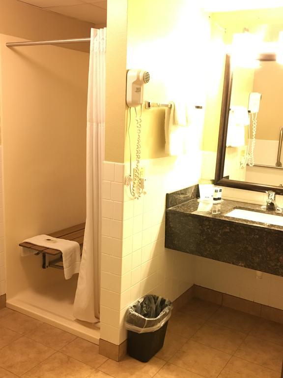 Queen Room Roll Shower Mobility Accessible or Non-Smoking