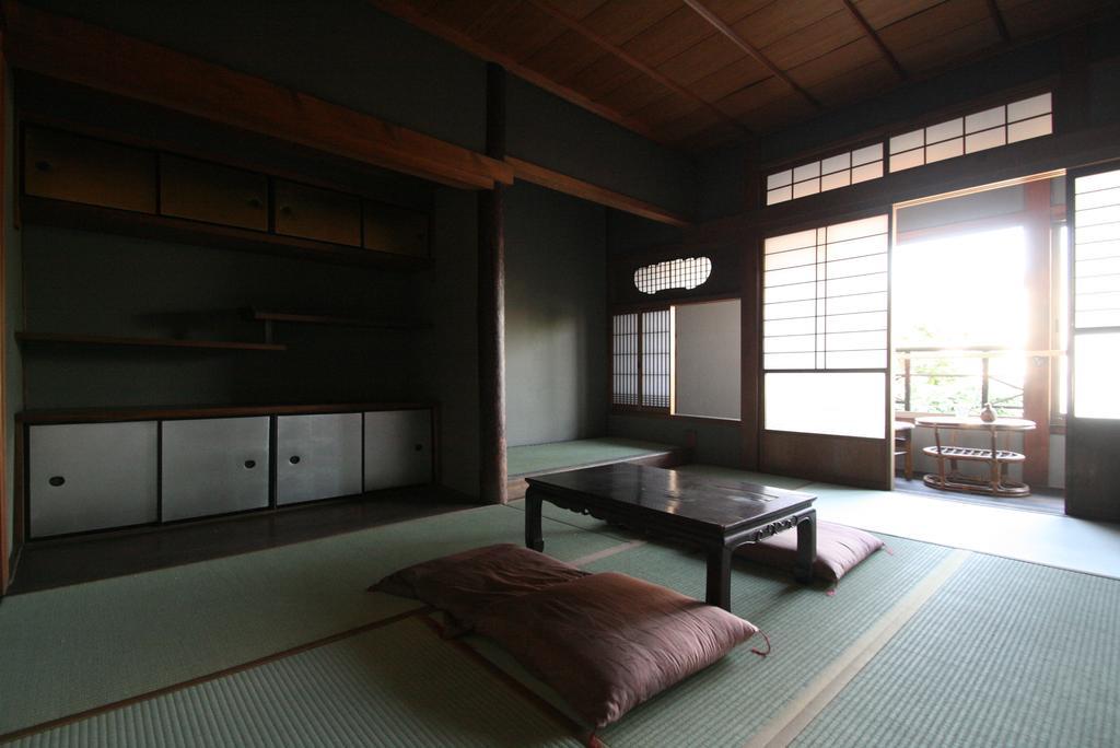 Japanese-Style Twin Room with Garden View and Shared Bathroom