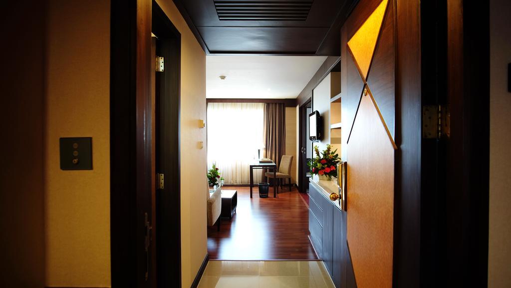 Executive Suite,817301999:JPEG