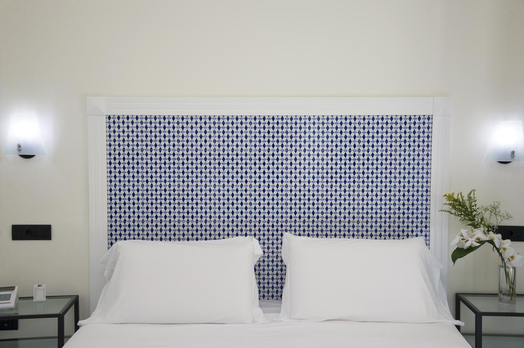 Quarto com Cama de Casal ou 2 de Solteiro e Vista Parcial do Mar