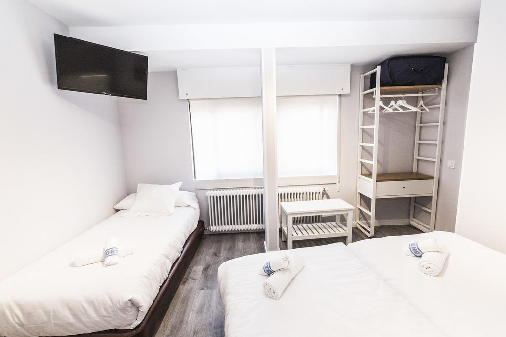 Twin Room with Extra Bed with Private Bathroom