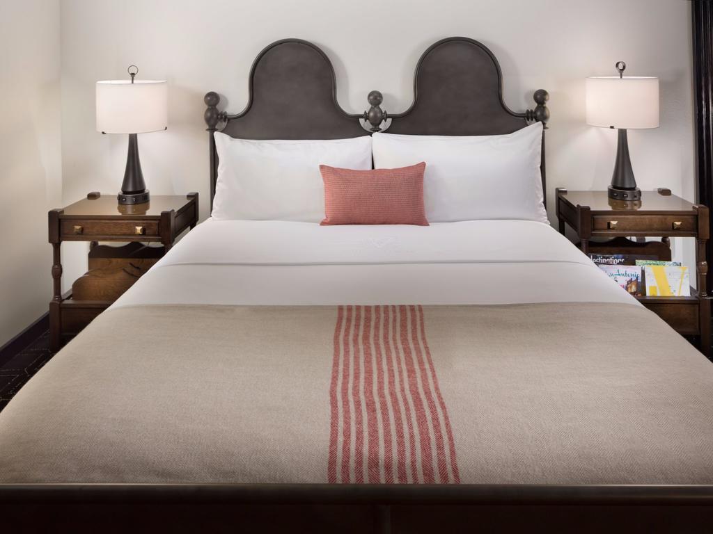 Habitación con cama extragrande y vistas a la ciudad