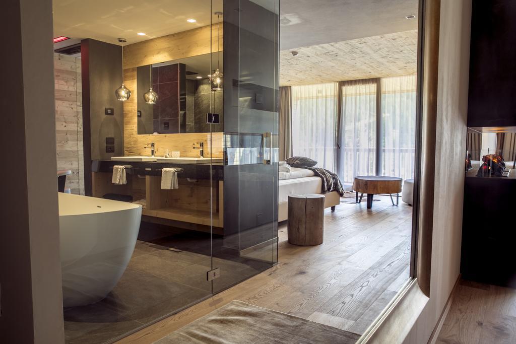 Zimmer mit Queensize-Bett und Gartenblick