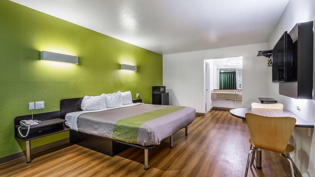 Deluxe King Room - Non-Smoking