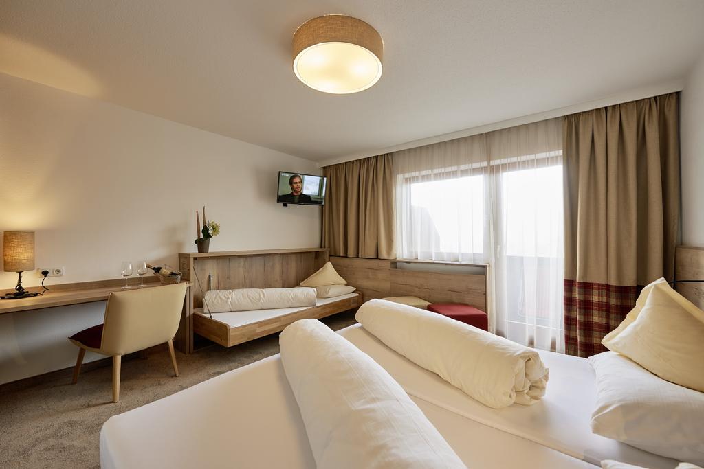 Deluxe Double or Twin Room with Mountain View
