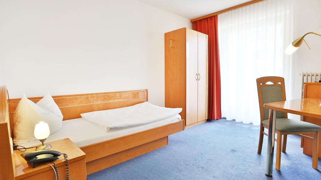Einzelzimmer mit Balkon