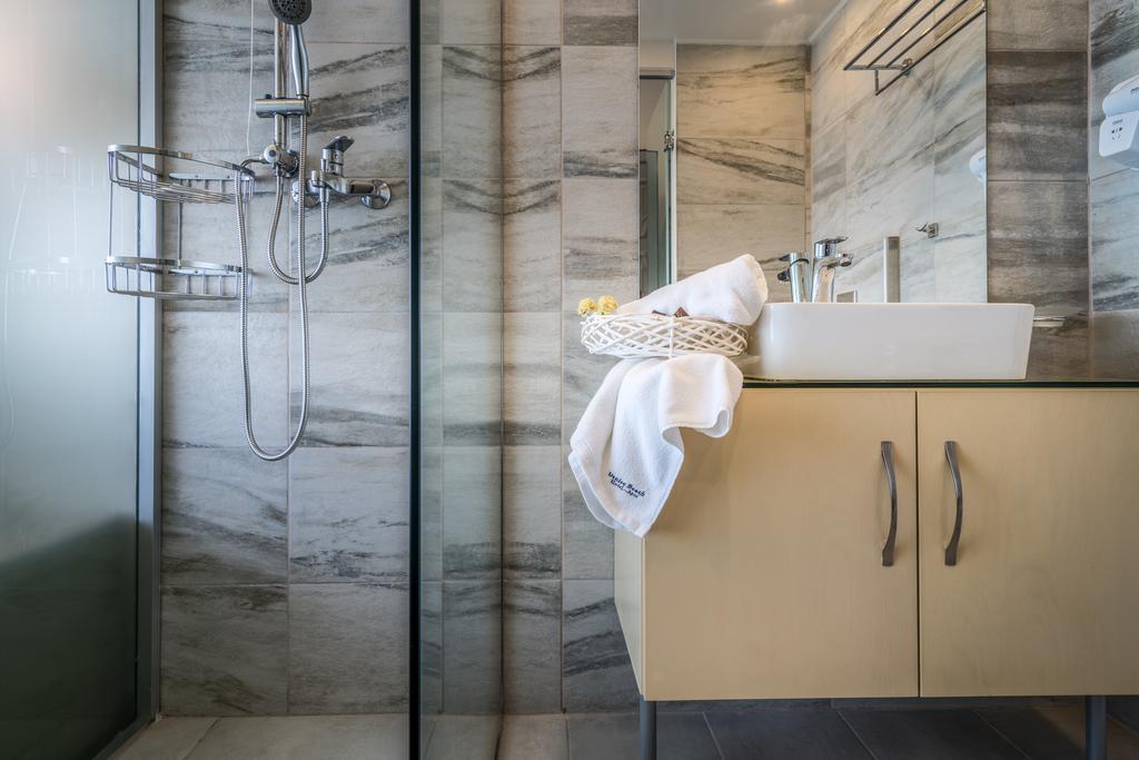 Zimmer mit Queensize-Bett und Whirlpool-Badewanne