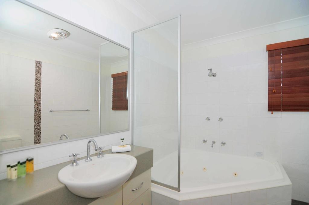 Two-Bedroom Cabin with Spa Bath - Harbour Lights