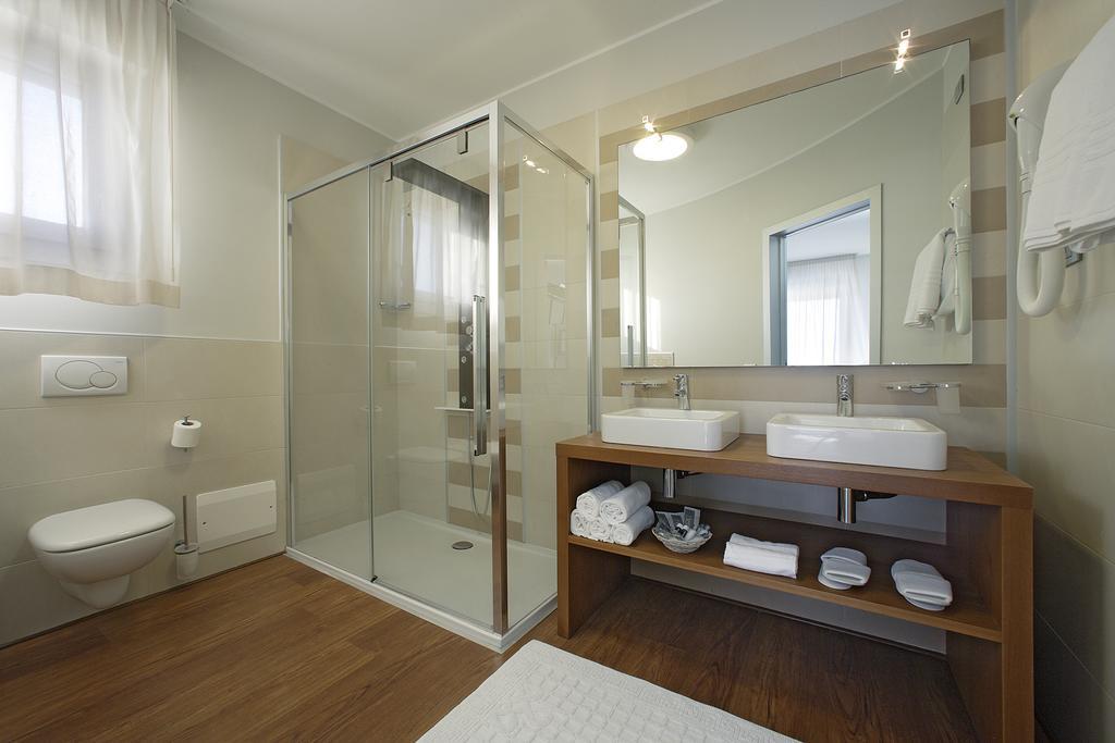 Deluxe Suite Spa Bath,1218429139:JPEG