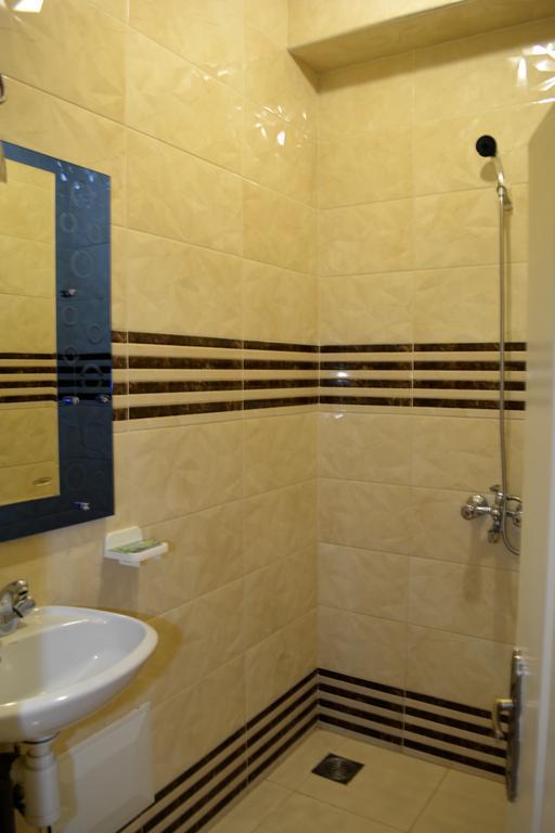 Family Suite Private Bathroom,422231733:JPEG