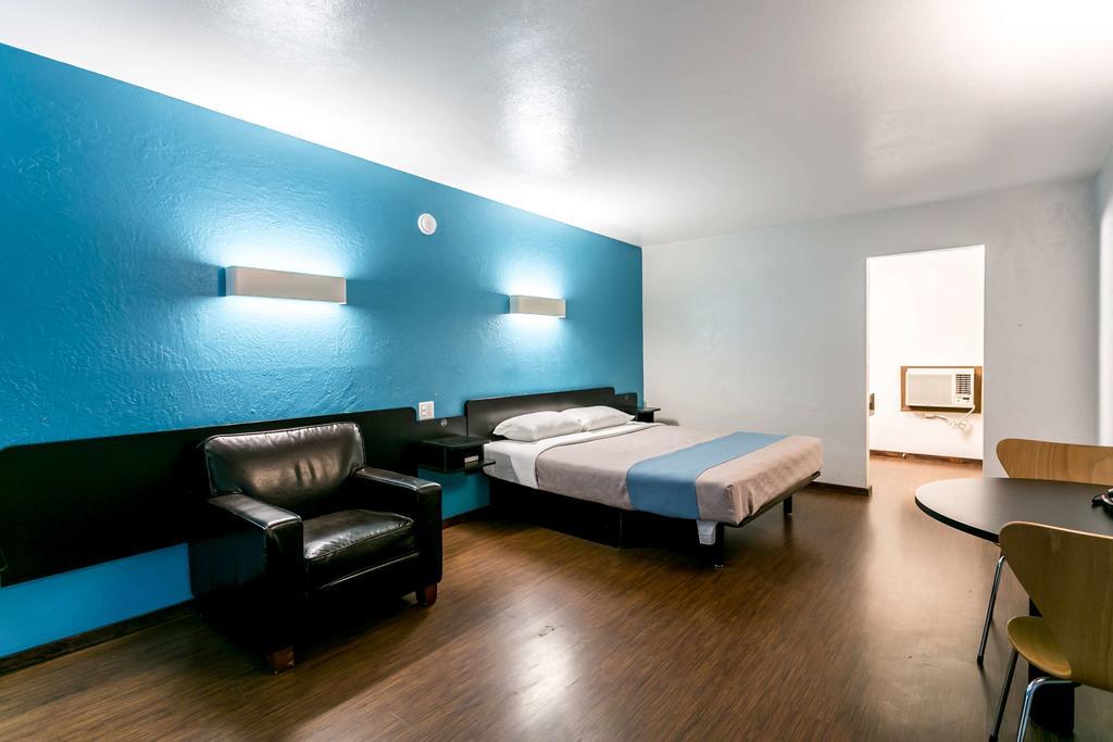 1 Queen Bed | Non-Smoking, Kitchen