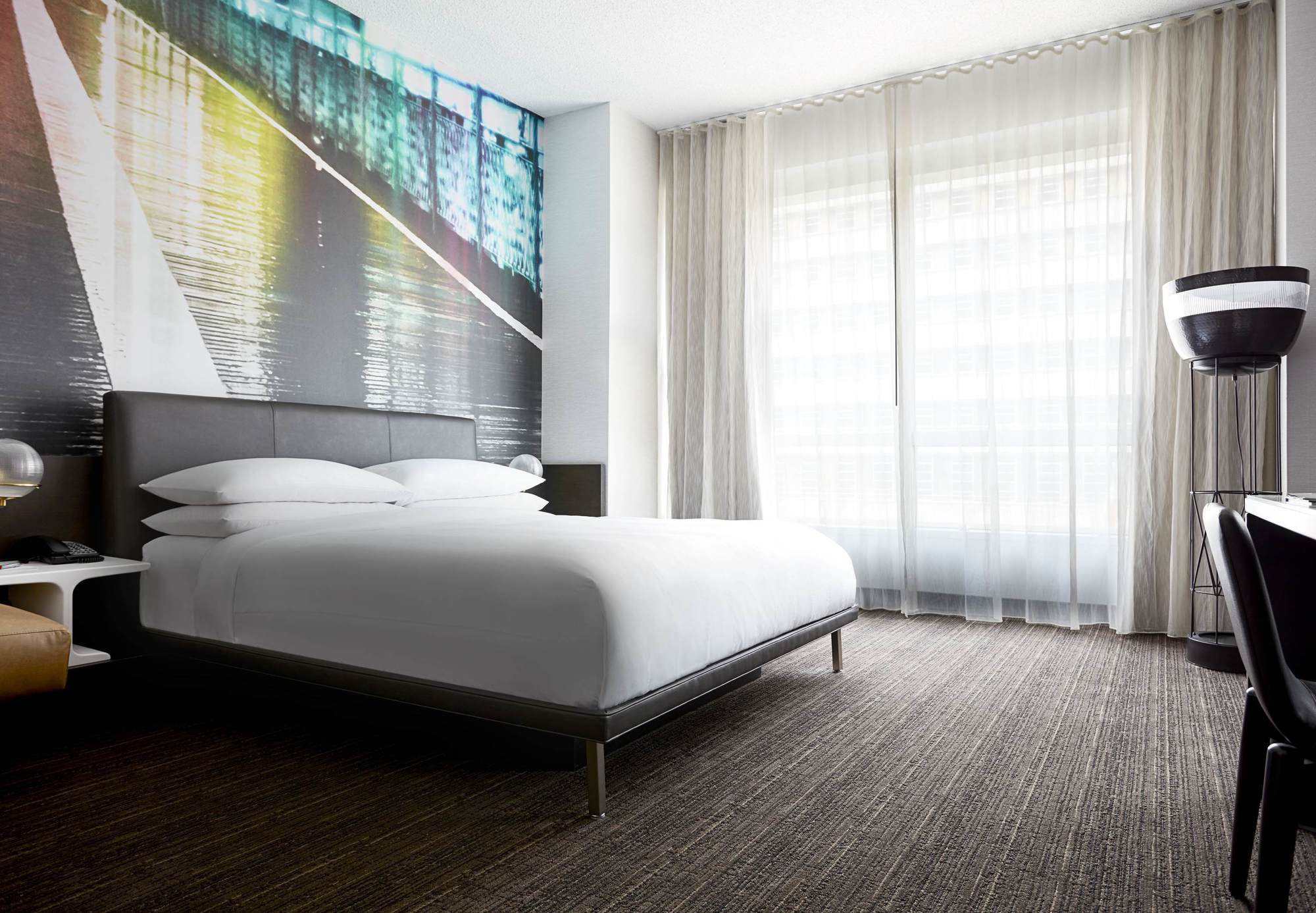 Habitación con cama extragrande.